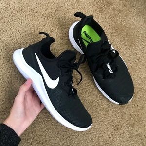 NIKE FREE TR 8
